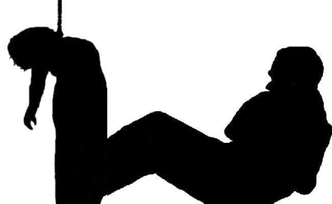 फांसी लगा कर महिला ने की खुदकुशी, महिला को फंदे से लटकता देख युवक को आया हर्ट अटैक, मौत