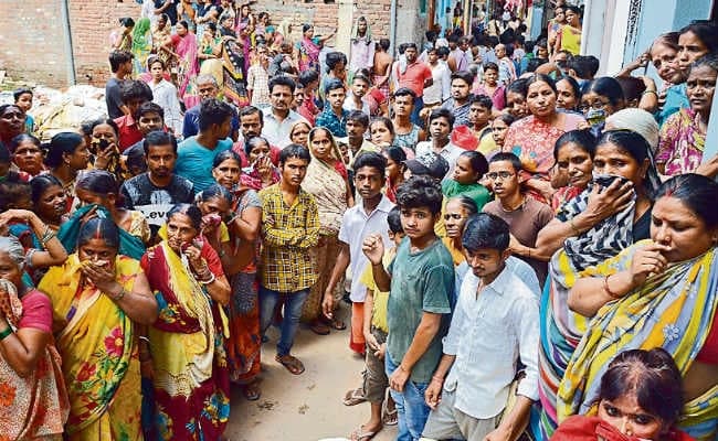 मां-बेटी की हत्या मामला : पूरे दिन सटा रहा घर का मुख्य दरवाजा, पड़ोसियों ने घर में झांका तक नहीं