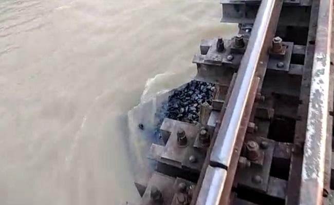 बिहार में बाढ़ : समस्तीपुर-दरभंगा रेल ट्रैक पर परिचालन प्रभावित, दूसरे दिन भी रद्द की गयीं 11 ट्रेनें