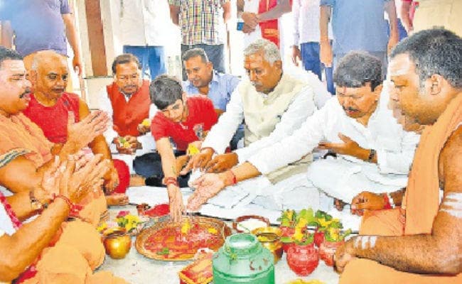 बाबा से देश में शांति व बिहार को आपदा से दूर रखने की कामना