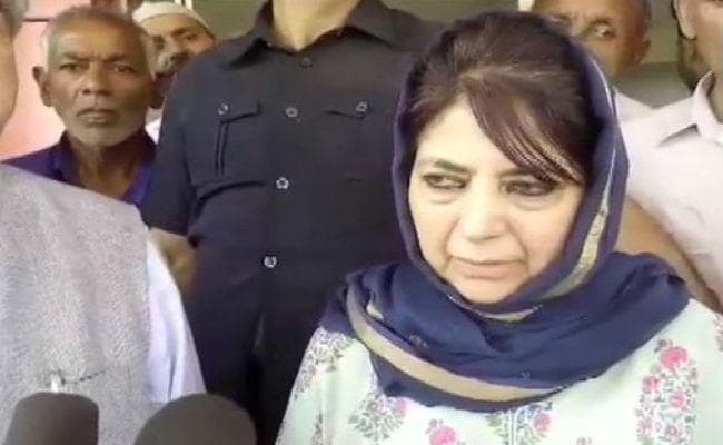 अनुच्छेद 35 A की हिफाजत के लिए जान-माल कुर्बान कर देंगे : महबूबा