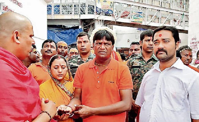 देवघर : विधायक ढुल्लू महतो, गायक अरविंद अकेला पहुंचे बाबा मंदिर, एक लाख कांवरियों ने किया जलार्पण