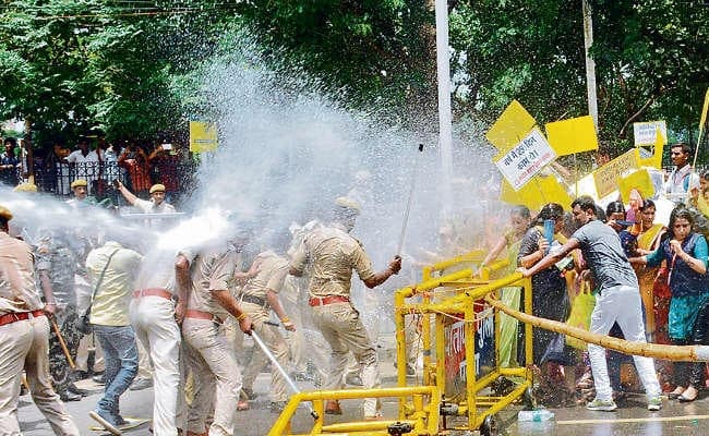 पटना : मनरेगा कर्मियों व पुलिस के बीच धक्का-मुक्की, पुलिस ने आगे बढ़ने से रोका, जानिए क्या थीं इनकी मांगें