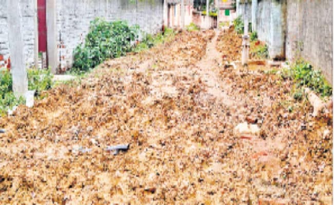 बिजली विभाग की लापरवाही, अंडरग्राउंड केबलिंग के लिए उखाड़ दिया सड़क, मिट्टी डाल छोड़ा