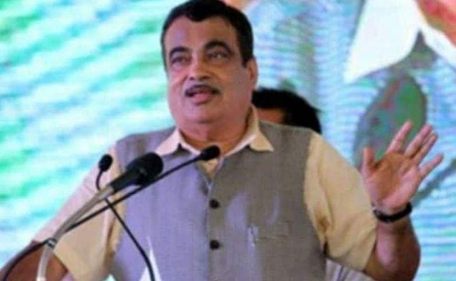 चक्कर महसूस होने पर गडकरी को राष्ट्रगान के बीच बैठना पड़ा