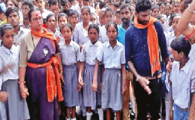 छात्राओं के साथ अश्लीलता के आरोप, प्रदर्शन-जुलूस से गरमाया माहौल, पकड़े गये आरोपी