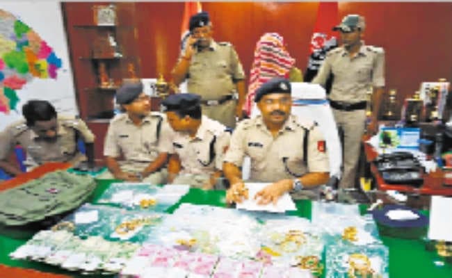 एक किलो सोना, 18.81 लाख रुपये बरामद