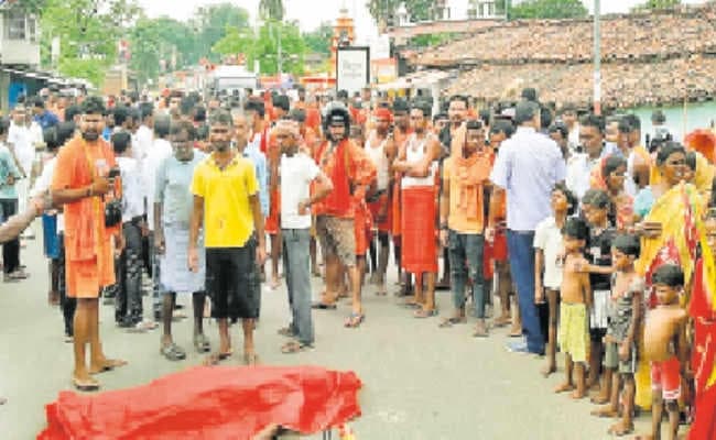 बस से कुचलकर दुध विक्रेता की मौत, परिजनों ने किया जाम, पांच किमी तक लगी वाहनों की कतार