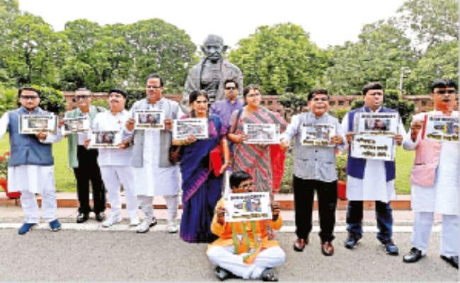 राज्य में हिंसा के खिलाफ संसद परिसर में भाजपा सांसदों का प्रदर्शन