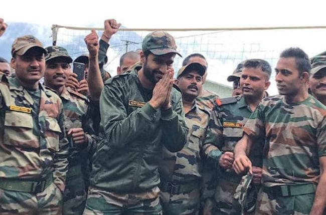 सेना कैंप में पहुंचे ''उरी'' एक्टर विकी कौशल, यूं बेली रोटियां