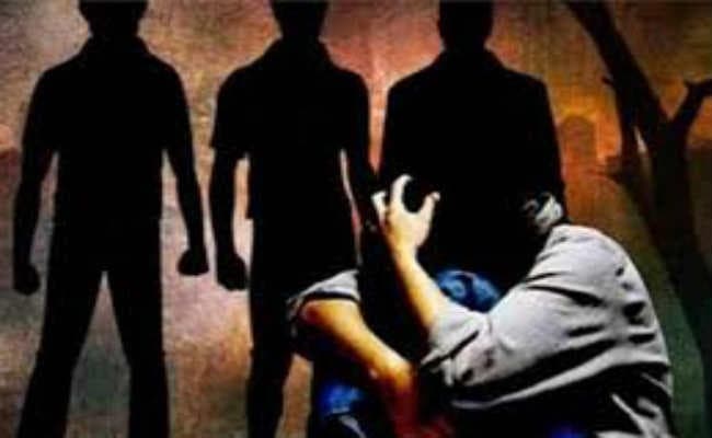 शादी समारोह में हथियार के बल पर किशोरी से सामूहिक दुष्कर्म