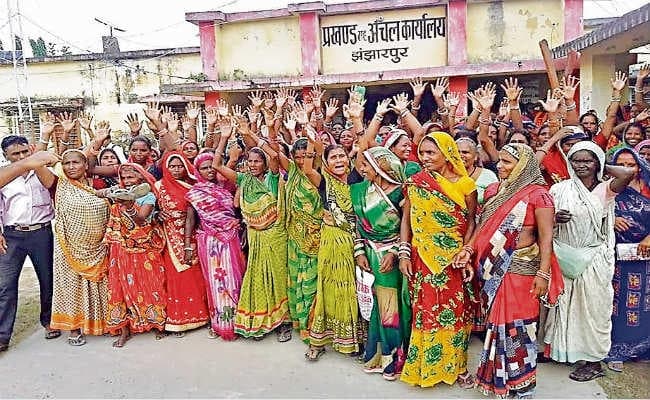 मधुबनी :बाढ़ राहत के लिए झंझारपुर के सीओ व बीडीओ को पीटा