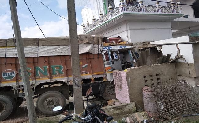 गोपालगंज : एनएच पर ब्रेक फेल होने से मस्जिद में घुसा ट्रक, ड्राइवर व खलासी घायल