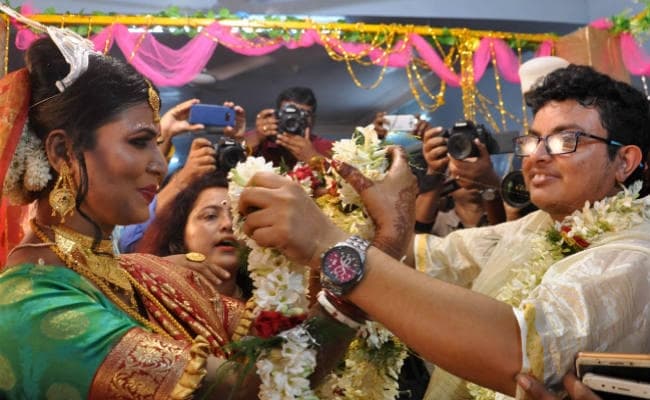 कोलकाता : पहले किया सेक्स चेंज, फिर कर ली शादी, पहली बार देखने को मिली ऐसी जोड़ी