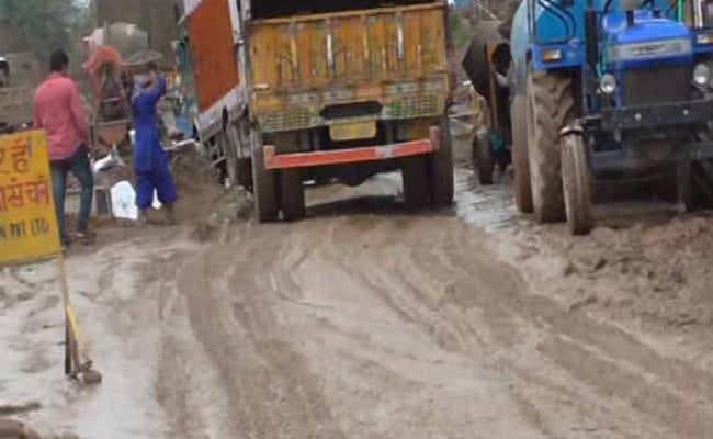 बारिश ने दिलायी गर्मी से राहत, कीचड़मय हुई सड़कें