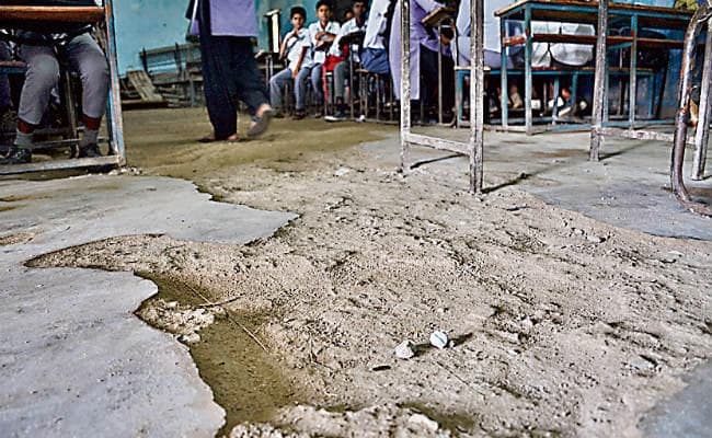 रांची : विद्यार्थी जर्जर भवन में पढ़ने को मजबूर कभी भी हो सकता है कोई बड़ा हादसा