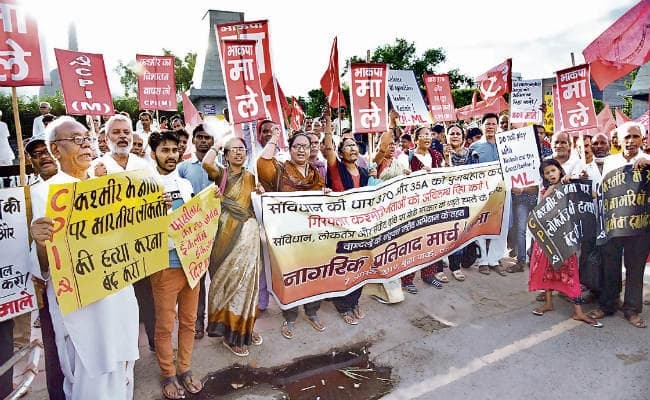 मोदी सरकार के खिलाफ सड़क पर उतरा वाम दल, अनुच्छेद 370 हटाने के बाद जारी अलर्ट, 16 तक पुलिसकर्मियों की छुट्टियां रद्द