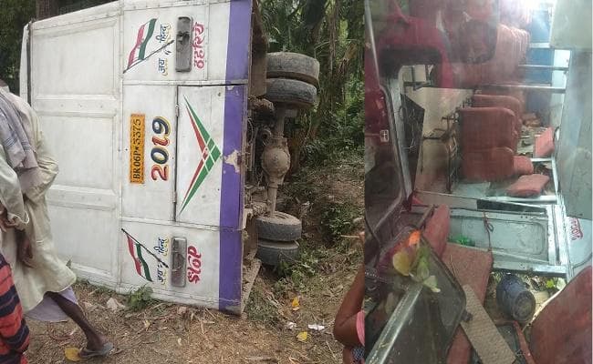 मोबाइल पर बात कर रहा था ड्राइवर, बस पलटी, डेढ़ दर्जन यात्री घायल