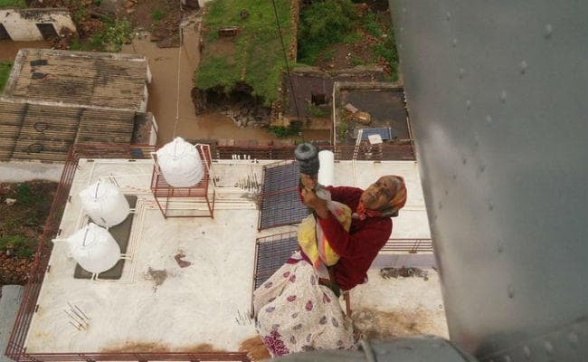 महाराष्ट्र-केरल सहित देश के कई राज्य बाढ़ से बेहाल, रेस्क्यू के लिए उतरी सेना- वायुसेना