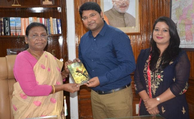 झारखंड : डॉ रजी अहमद ने राज्यपाल को भेंट की अपनी बेस्ट सेलर किताब ‘द सीक्रेट ऑफ द पलामू फोर्ट’