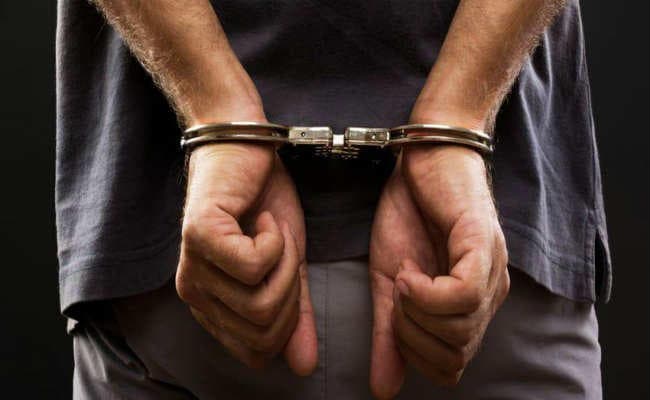 टिकट का पैसा ले फरार बुकिंग क्लर्क का सहयोगी गिरफ्तार