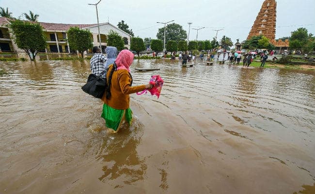 बाढ़-बारिश से बदहाल केरल-महाराष्ट्र-कर्नाटक और गुजरात, अब तक 100 से ज्यादा की मौत