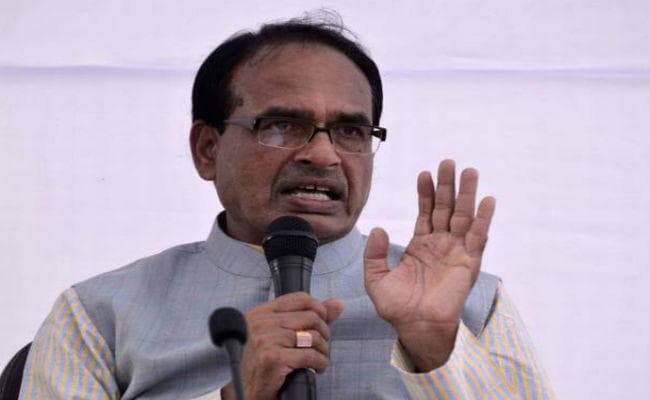 सोनिया के अंतरिम अध्यक्ष बनने पर बोले शिवराज - कांग्रेस एक परिवार से आगे नहीं बढ़ पायी