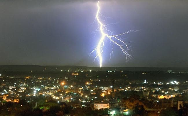 आकाश से बरस रही आफत, बंगाल में ठनका गिरने से 16 लोगों की हुई मौत, जुलाई में गयी थी 52 की जान