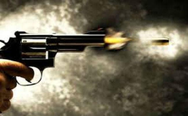 बीच सड़क पर मां, पिता, पत्नी और बेटे की हत्या कर शख्स ने खुद को भी मारी गोली