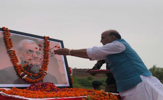 पूर्व प्रधानमंत्री वाजपेयी की पहली पुण्यतिथि, रक्षा मंत्री राजनाथ सिंह ने पोखरण की धरती से दी श्रद्धांजलि