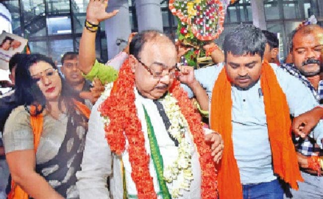 शोभन चटर्जी व बैशाखी बनर्जी लौटे कोलकाता, एयरपोर्ट पर भव्य स्वागत