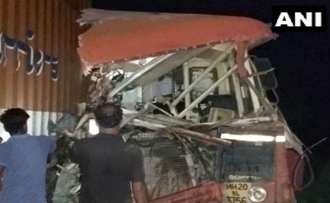 महाराष्ट्र में भीषण सड़क हादसा, बस और कंटेनर की भिड़ंत में 15 की मौत , 35 घायल