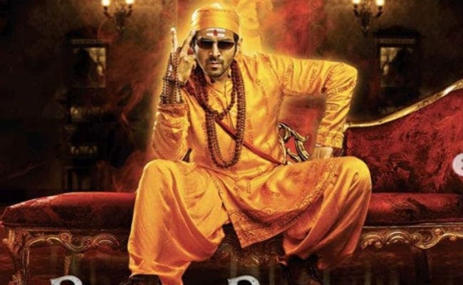 #BhoolBhulaiyaa2: अक्षय कुमार की तरह नजर आ रहे हैं कार्तिक आर्यन, पीला चोगा-गले में रुद्राक्ष...