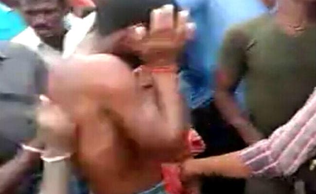 होटल में खाना मांग रहे अर्द्धनग्न युवक को बच्चा चोर समझ पिटने लगे लोग, फिर…