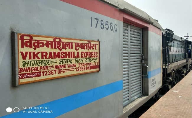 विक्रमशिला एक्सप्रेस रुक-रुक कर जमालपुर पहुंची, दो घंटे में तय हुई दूरी, हलकान हुए सब