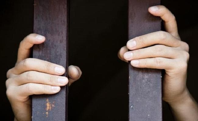 श्रमजीवी एक्सप्रेस में शराब के नशे में नौ बोतल के साथ महिला गिरफ्तार