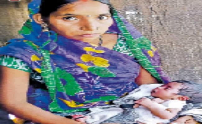 अपनी दुधमुंही बच्ची को दूसरी महिला को देकर हो गयी फरार निर्दयी मां