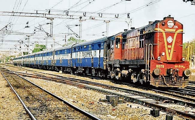 पटना : ट्रेनों की लेटलतीफी जारी, यात्री परेशान