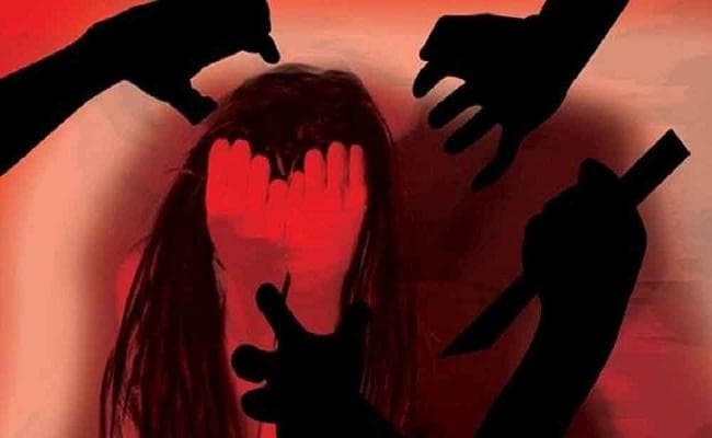 छात्रा के साथ छेड़छाड़ के आरोपी शिक्षक को ग्रामीणों ने पीटा, गिरफ्तार