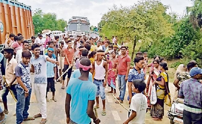 शराब माफियाओं ने दिया घटना को अंजाम, बच्चाचोर का हल्ला कर पुलिस पर हमला, दो दारोगा घायल