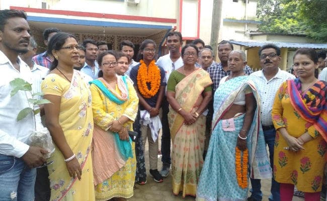 गोल्ड मेडलिस्ट कोमालिका बारी के लौटने पर विवि के सिंडिकेट समेत उपायुक्त, सांसद ने किया सम्मानित