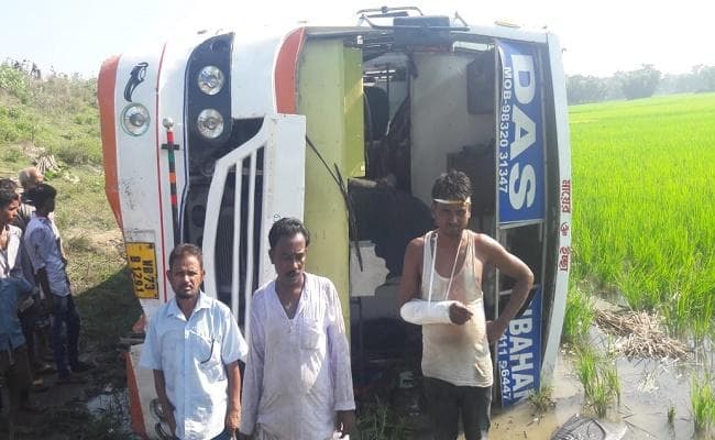 सिलीगुड़ी से अजमेर शरीफ जा रही बस खायी में गिरी, यात्रियों ने ड्राइवर पर लगाया ये गंभीर आरोप