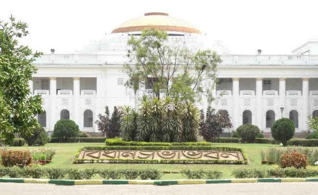 विधायक को विधानसभा से धक्का देकर किया बाहर