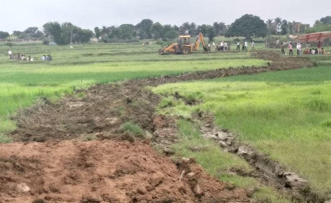 अच्छी पहल : ग्रामीणों ने रैयती जमीन दानकर श्रमदान से बना रहे हैं सड़क