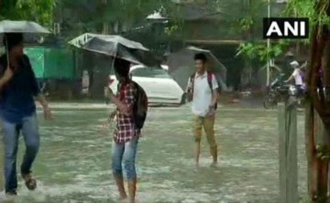 भारी बारिश के कारण मुंबई में फिर थमी जिंदगी की रफ्तार, शहर में अलर्ट तो समंदर से भी खतरा