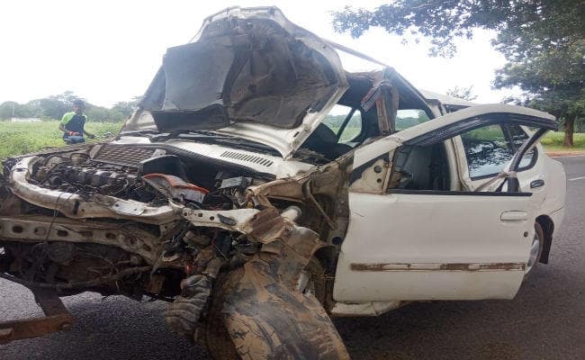 पालकोट में पेड़ से टकराई कार, दो की मौत, दो घायल