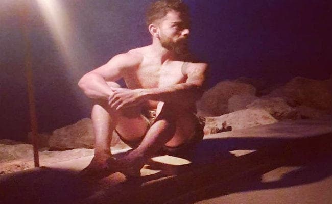 कोहली हुए शर्टलेस, तो फैन्स ने पूछा, - क्या आपका भी कट गया चालान ?