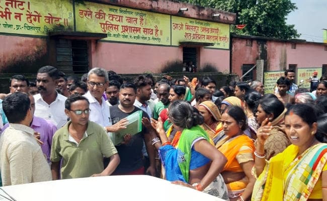 Jharkhand : शिक्षक दिवस के दिन स्कूल गेट पर हुआ हादसा, छात्रा की मौत, ग्रामीणों ने किया हंगामा