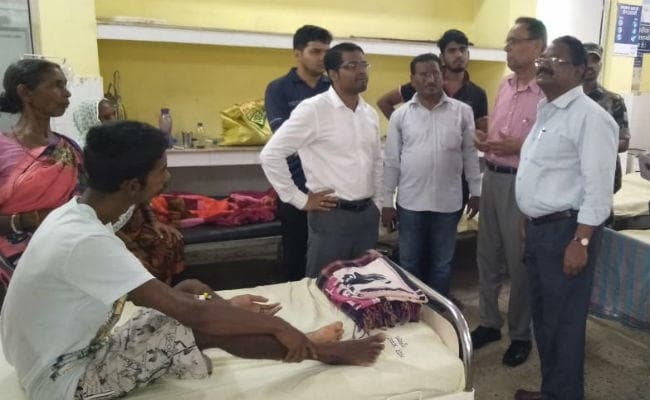 प्रभात खबर ऑन द स्पॉट : वार्ड में भरे हैं मरीज, शौचालय की टंकी से दुर्गंध, अल्ट्रासाउंड बंद, मेडॉल 24 घंटे में 10 घंटे दे रही सेवा