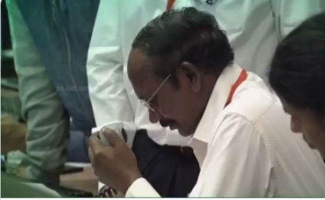 Chandrayaan-2: लैंडिंग के वक्त थमी सांसें, रातभर जागा देश, सभी ने कहा- ISRO आप पर देश को गर्व